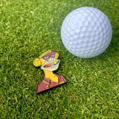 Ballmarker Bored Ape #7090 von Alpha Putts neben einem Golfball auf dem Grün